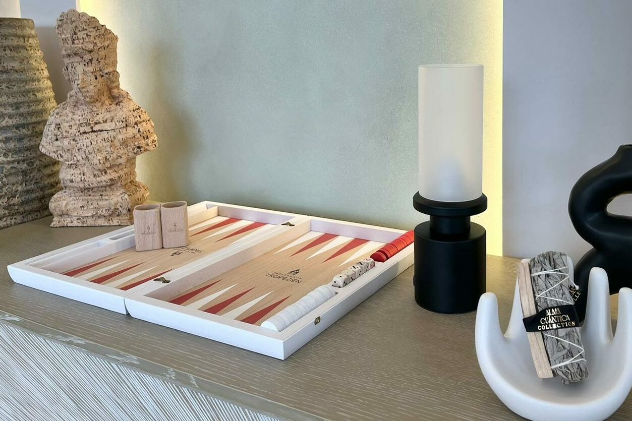 objet de décoration unique, backgammon de luxe fabriqué en France par des artisans passionnés
